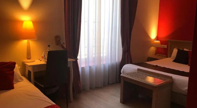 Трёхместный номер Standard Hotel Aux Sacres Reims, Centre Historique