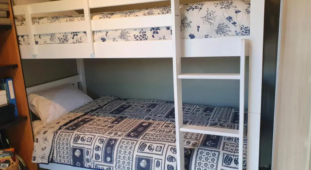 Modpod on The Tee - Matarangi Holiday Home, Rezerwuj Hotel Hotele w Auckland Region z parkingiem, Parking