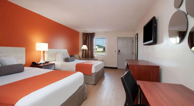 Четырёхместный номер Standard с балконом Howard Johnson by Wyndham Vero Beach/I-95