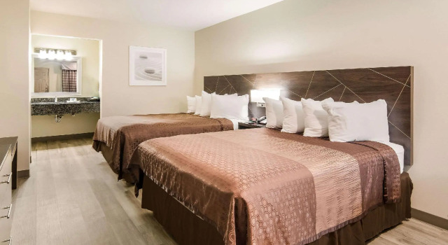 Четырёхместный номер Standard Quality Inn & Suites Dallas-Cityplace