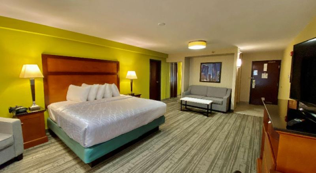 Четырёхместный номер Standard Best Western Plus Houston Energy Corridor