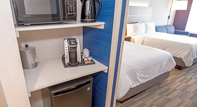 Четырёхместный люкс Holiday Inn Express - Red Deer North by IHG