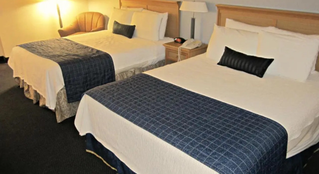 Четырёхместный номер Superior Broadway Inn Conference Center