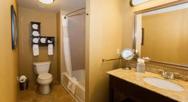 Четырёхместный номер Standard с видом на озеро Hampton Inn Marquette-Waterfront
