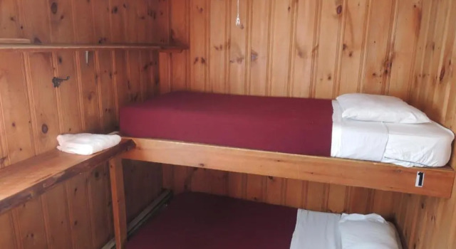 Кровать в общем номере (мужской номер) Turn of River Lodge