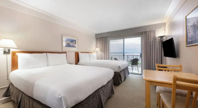 Четырёхместный номер Standard с балконом и с видом на океан Sidney Waterfront Inn & Suites
