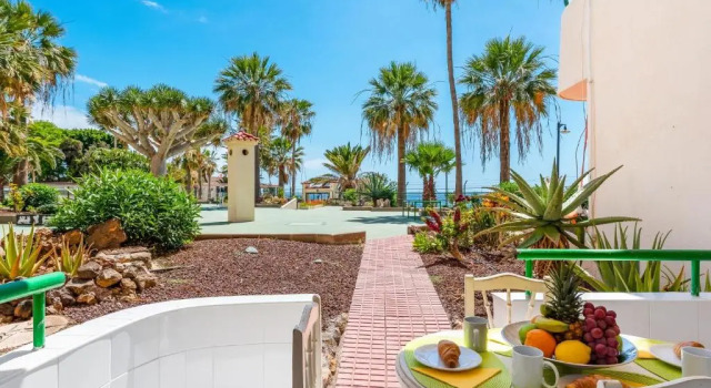 Апартаменты 1012 Los Cristianos front row sea, pool free WiFi
