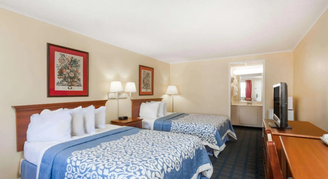 Четырёхместный номер Standard Days Inn by Wyndham Dover Downtown