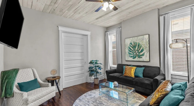 Коттедж с балконом и с видом на город Cozy Shaw Sanctuary | JZ Vacation Rentals