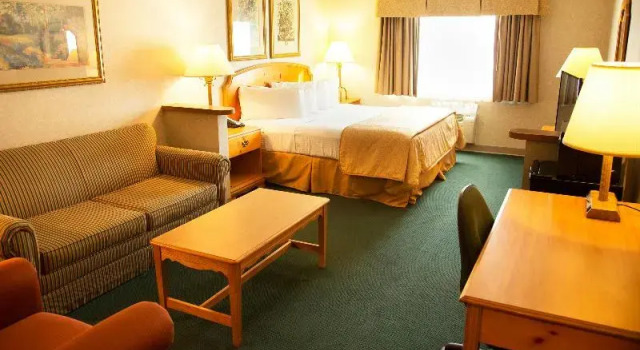 Двухместный люкс с балконом Magnuson Grand Pioneer Inn and Suites