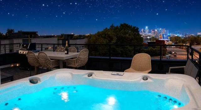 Коттедж Luxe Group Stay With Hot Tub Rooftop Lounge
