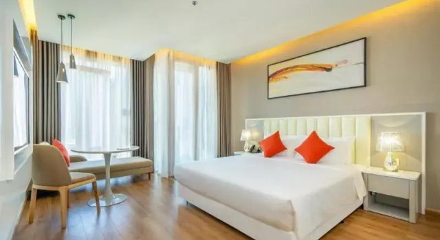 Двухместный номер Deluxe с балконом и с видом на город DeLaSea Ha Long Hotel - Modern Bayview Escape