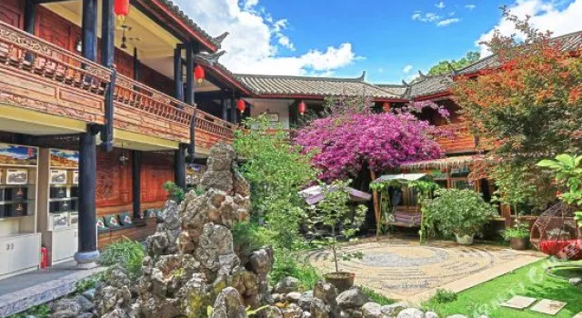 Li Jiang Shang De Ju Du Jia Min Su, Забронировать Отель Отели Лицзян с бассейном, рядом с Улица Сквер-стрит Древнего города Даянь, Бассейн