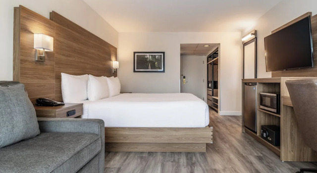 Двухместный номер Standard с балконом Atrium Hotel Vancouver