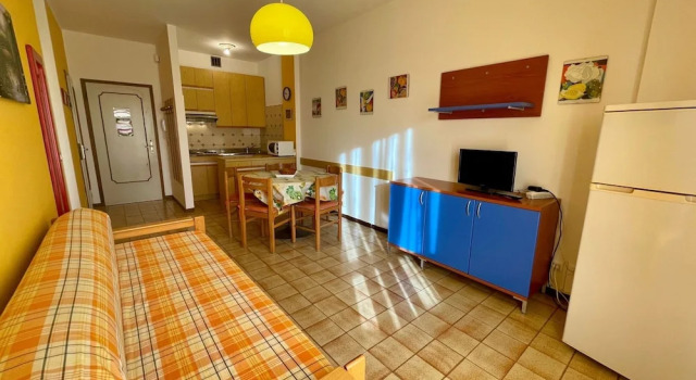 Апартаменты c 1 комнатой с балконом и с видом на бассейн Homely Flat With Shared Pool
