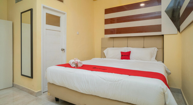 Suite RedDoorz Plus Syariah near Pasar Turi