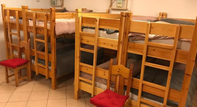 Кровать в общем номере Rifugio Lou Lindal