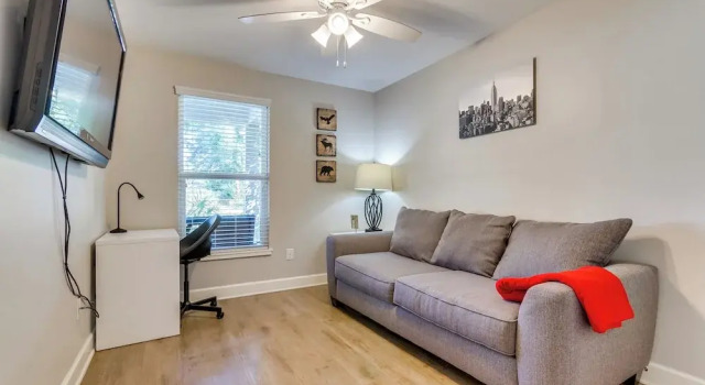Charming Pensacola Home Rental: 2 Mi to Beach!, Забронировать Дом для отпуска Пенсакола-Бич Панхэндл Флорида, рядом с Cordova Mall