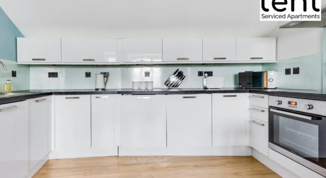 Апартаменты Chic & Central 1 Bedroom APT With Comfy king Bed & Parking by Tent Serviced Apartments Egham