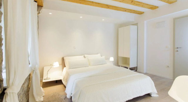 Grgur Ninski Rooms, Забронировать Гостевой дом Сплит Брач, рядом с Бухта Сплит