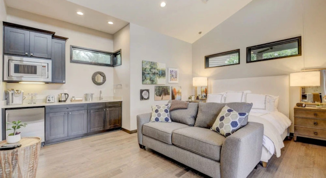 2113 Barbaro Way Cabin Unit 14, Book Hotel Hoteller i Spicewood med parkering, Parkering