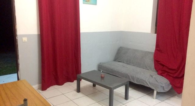 Apartment With one Bedroom in Le Gosier, With Enclosed Garden and Wifi, Rezerwuj Apartament Hotele w Grande-Terre z parkingiem, Parking
