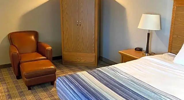 Шестиместный люкс AmericInn by Wyndham Aberdeen Event Center