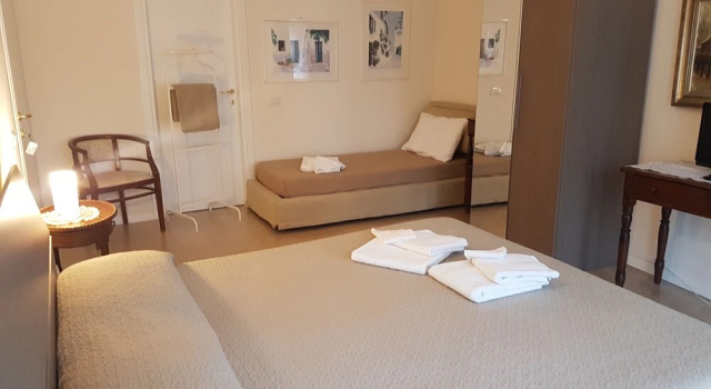 Bed & Breakfast Ai Due Vecchi Ulivi, Book Hotel Hoteller i Garlate med parkering, Parkering
