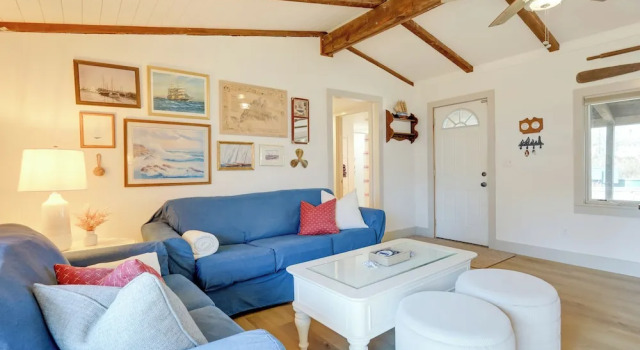 Steps to Beaches & Main Street: Hyannis Retreat, Забронировать Дом для отпуска Хайаннис Полуостров Кейп-Код