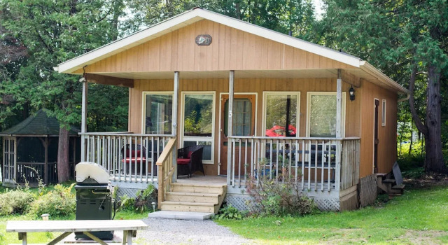 Коттедж с 2 комнатами с балконом и с видом на озеро Ogopogo Resort