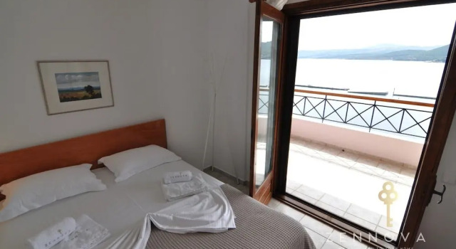 Семейный коттедж с видом на гавань Zennova 43 Pirgadikia Sky & Sea Home