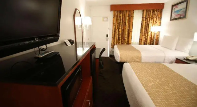 Четырёхместный номер Standard Travelodge by Wyndham Burbank-Glendale