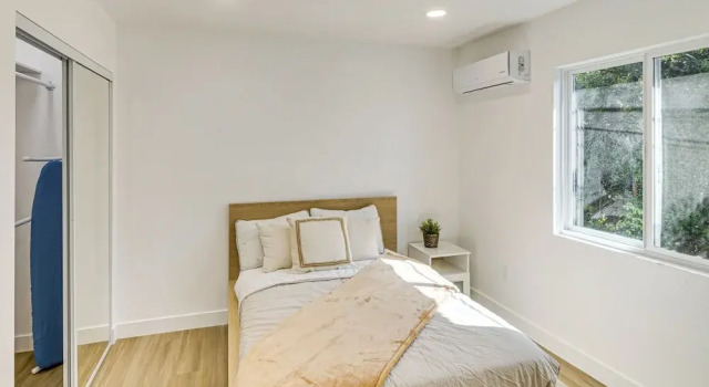 4 Mi to Sofi Stadium: Pet-friendly LA Area Home