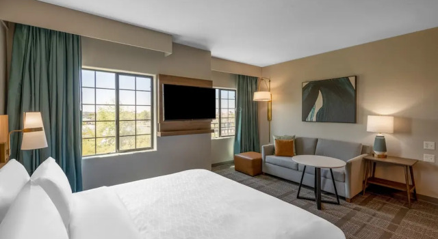 Четырёхместный люкс c 1 комнатой Staybridge Suites Phoenix Glendale Sports Dist by IHG