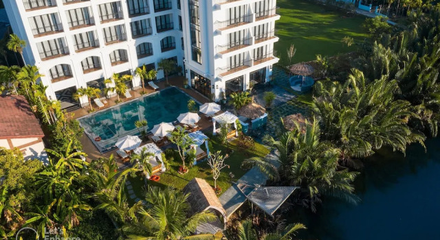 Номер Deluxe с балконом и с видом на бассейн Shining Riverside Hoi An Boutique & Spa