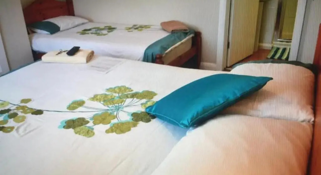 Comfortable Family room with Tv, Free Fast Wifi, Sleeps 3, Забронировать Отель Отели Middlesex с парковкой, Парковка