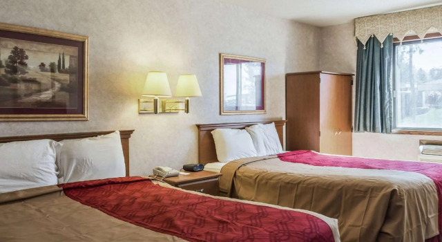 Четырёхместный номер Standard Econo Lodge Sioux Falls North