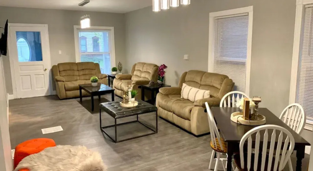 The Roulette Duplex-Private Yard&Parking, Забронировать Дом для отпуска Коттеджи Ниагара Фолс, рядом с Круиз Maid of the Mist, Коттедж
