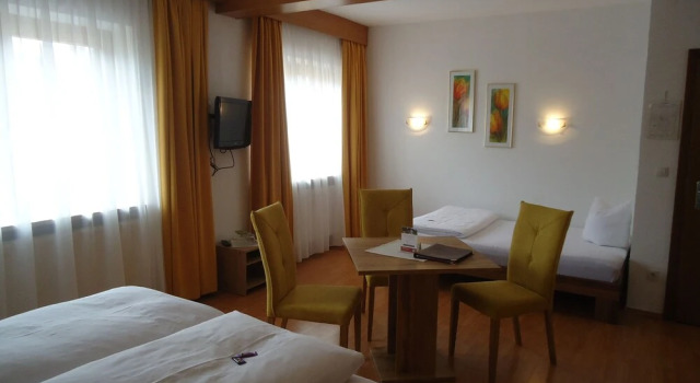 Трёхместный номер Standard с балконом и с видом на горы Hotel Garni Klausnerhof