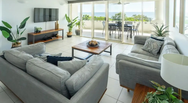 Апартаменты c 1 комнатой с балконом и с красивым видом из окна Waters Edge Apartment Cairns