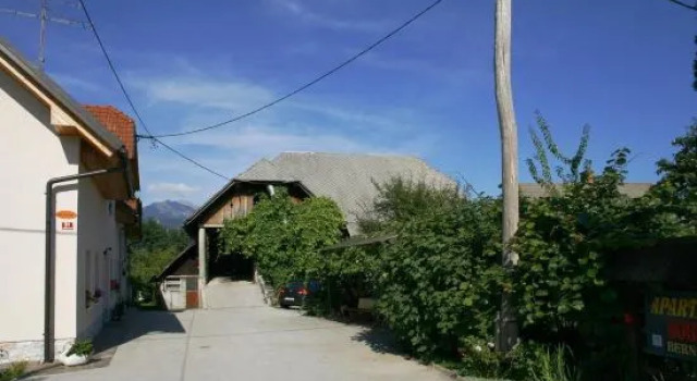 Apartments Bernard, Prenota Appartamento Hotel a Gorenjska con parcheggio, Parcheggio
