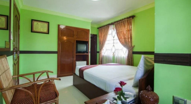 Long Live Hotel