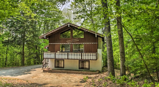 Swiss-style Chalet w/ Fireplace - Near Story Land!