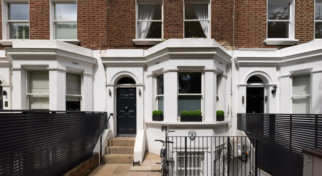 Bright South Kensington Garden Maisonette with AC and Gym Room, Забронировать Апартаменты/квартира Кенсингтон и Челси Лондон, рядом с Саут Кенсингтон