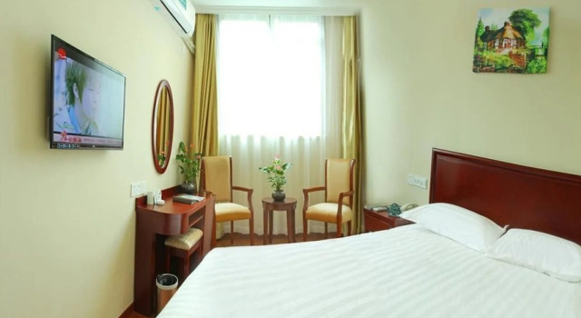 GreenTree Inn Hub Convention Center Huaxiang Road, Rezerwuj Hotel Hotele w Hongqiao z basenem, Basen