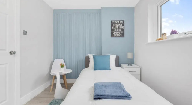 Stylish 4-bed Apartment - Parking & Central Links