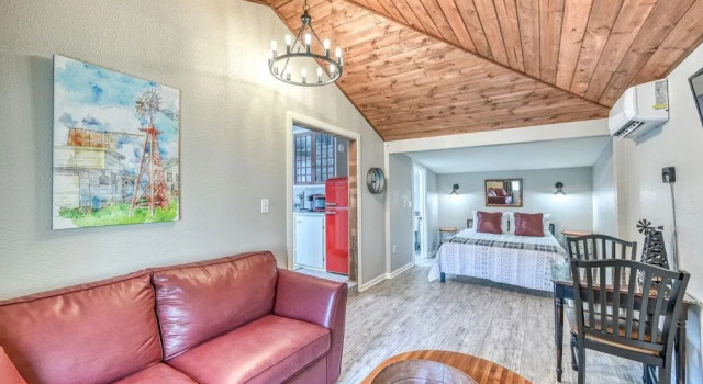 Unique Historic Wash House With Cozy Patio and Fire Table