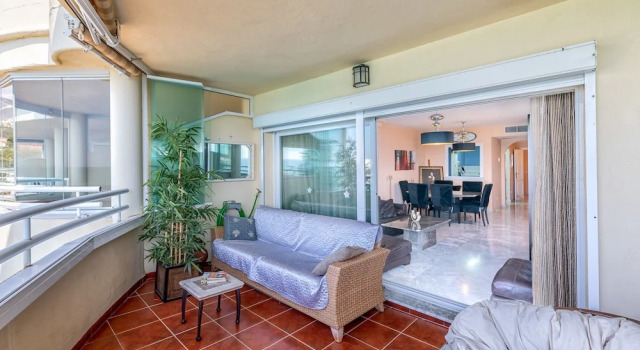 Costa Quebrada - Beachfront 3BR Apartment With Huge Terrace & Sea Views, Забронировать Апартаменты/квартира Апартаменты Бенальмадена, рядом с Playa de Arroyo Hondo, Апартаменты/квартира