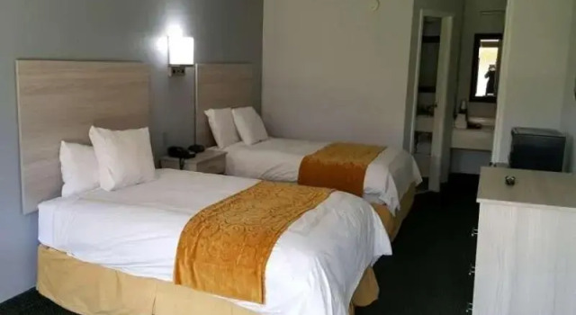 Четырёхместный люкс Days Inn & Suites by Wyndham Colonial