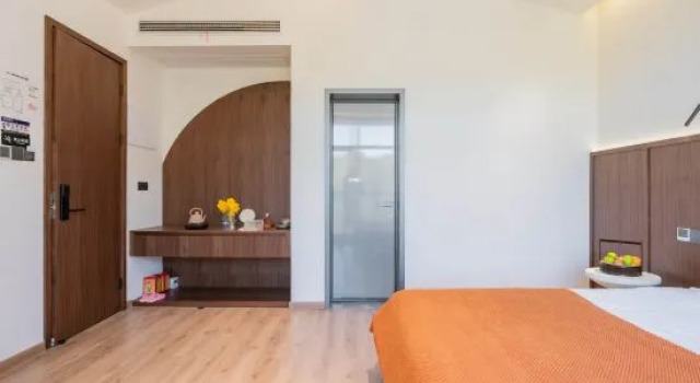 Кровать в общем номере с 6 комнатами See you at first sight. Qu camping camp vacation beauty hotel